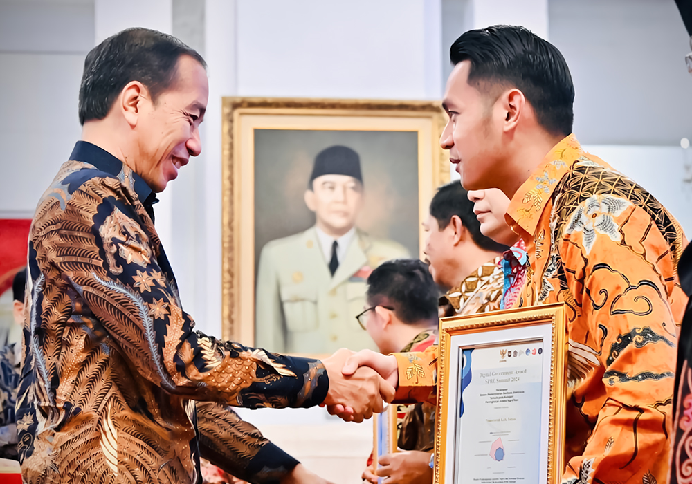 MEMBANGGAKAN: Presiden RI Ir. Joko Widodo menyerahkan penghargaan Digital Government Award 2024 penerapan SPBE Terbaik Nasional kategori Peningkatan Indeks SPBE Signifikan untuk Kabupaten Tuban