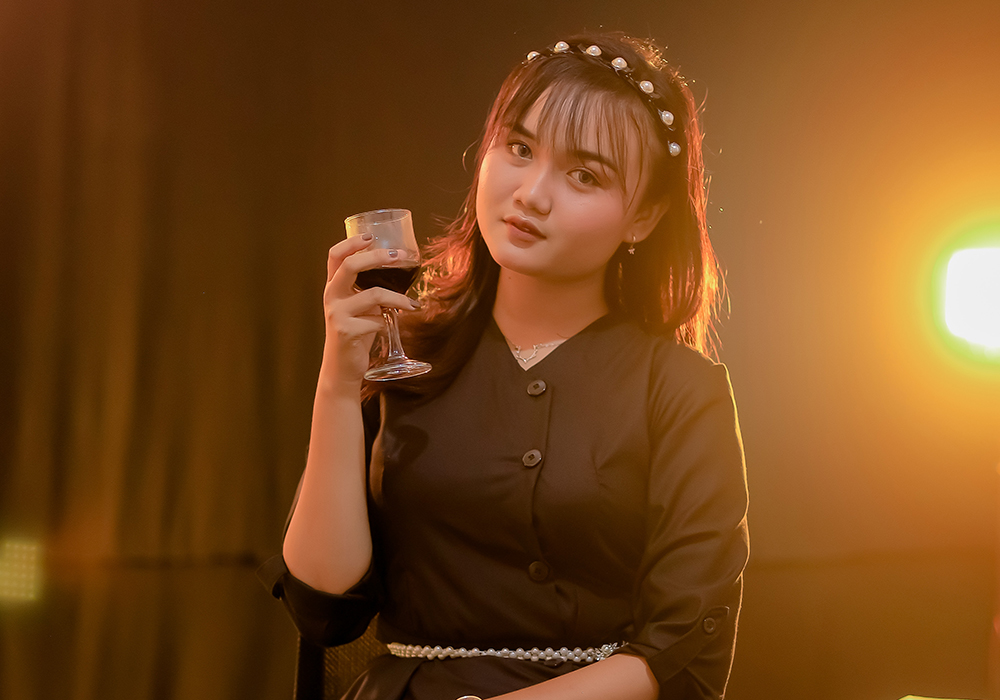 BERBAKAT: Zevanya Felisa Fepriyani saat berfoto di studio untuk persiapan rilis singel barunya.
