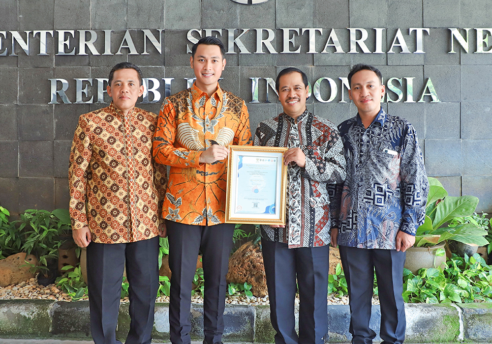 (Dua dari kanan) Kepala Diskominfo-SP Tuban Arif Handoyo bersama jajaran Diskominfo-SP turut mendamping Bupati Aditya Halindra Faridzky dalam menerima penghargaan Digital Government Award 202
