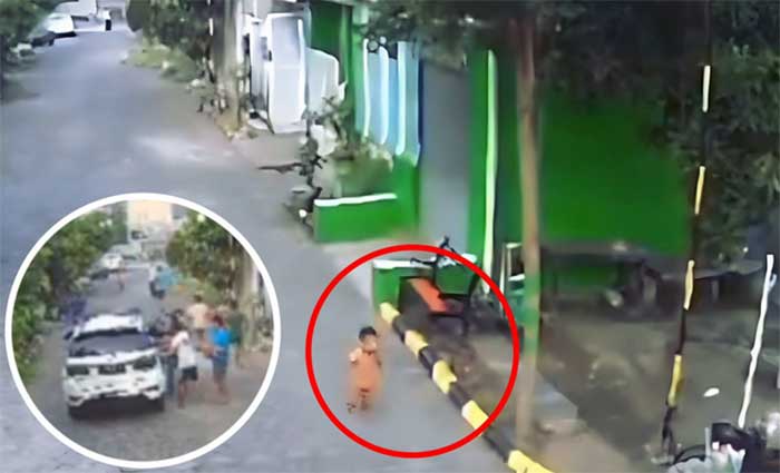 Potongan video seorang bocah berlarian di jalan lalu tertabrak mobil tetangga di Krian, Sidoarjo.