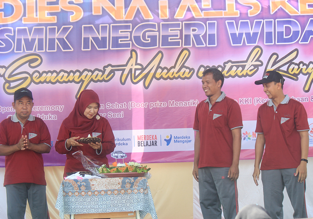 SIMBOLIS: Kepala SMKN Widang Endang Tri Bawani, M.Pd. saat melakukan potong tumpeng perayaan Dies Natalis ke-17 SMK Negeri Widang.