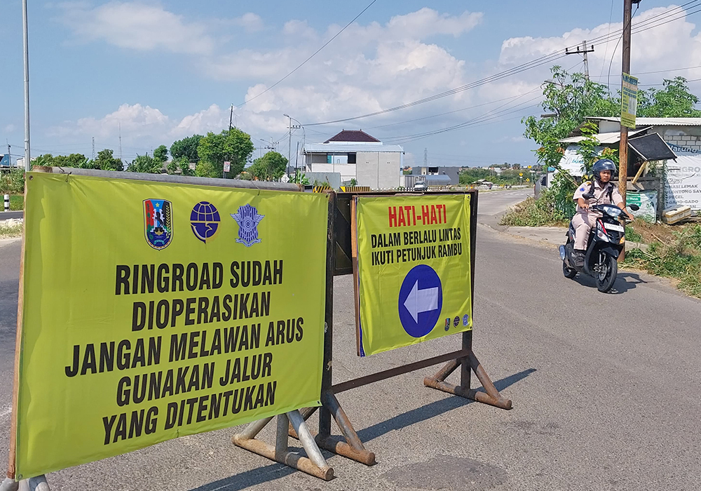 MULAI BEROPERASI: Salah satu titik JLS di wilayah Desa Kembangbilo, Kecamatan Tuban yang dipasangi banner peringatan, sejak kemarin (29/5).