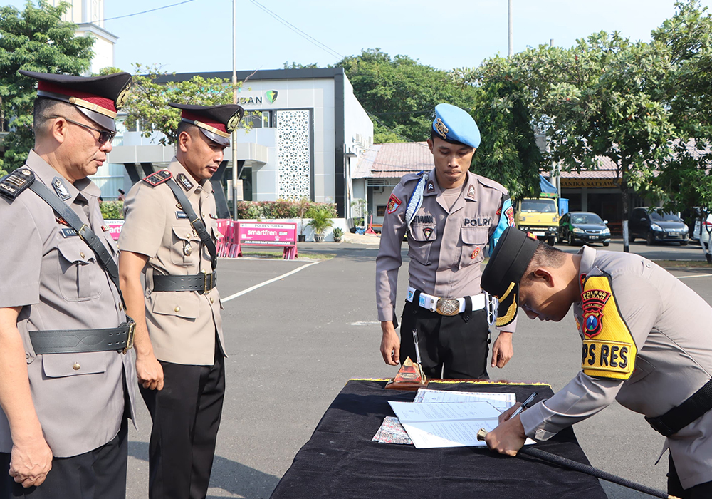 TUGAS BARU: Upacara serah terima jabatan empat perwira  di halaman Mapolres Tuban.