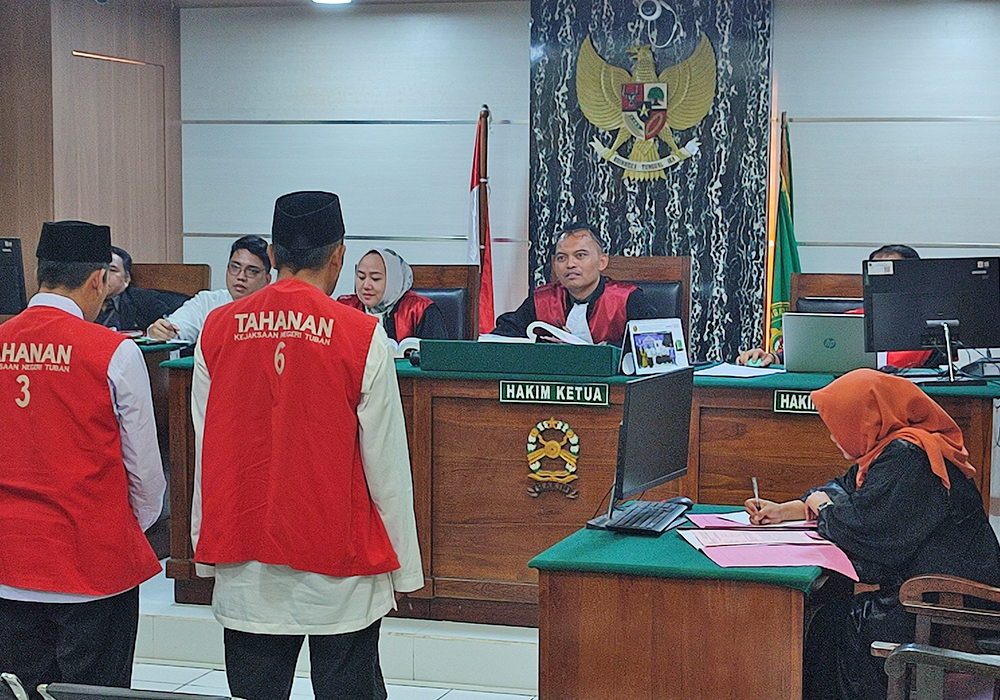 BABAK AKHIR: Kedua terdakwa kasus pembunuhan Sekdes Sidonganti saat mendengarkan bacaan tuntutan dari JPU.