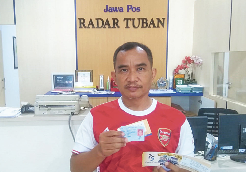 SEMOGA BERUNTUNG: Hari Susilo, salah satu pelanggan menukarkan kupon undian di kantor Jawa Pos Radar Tuban.