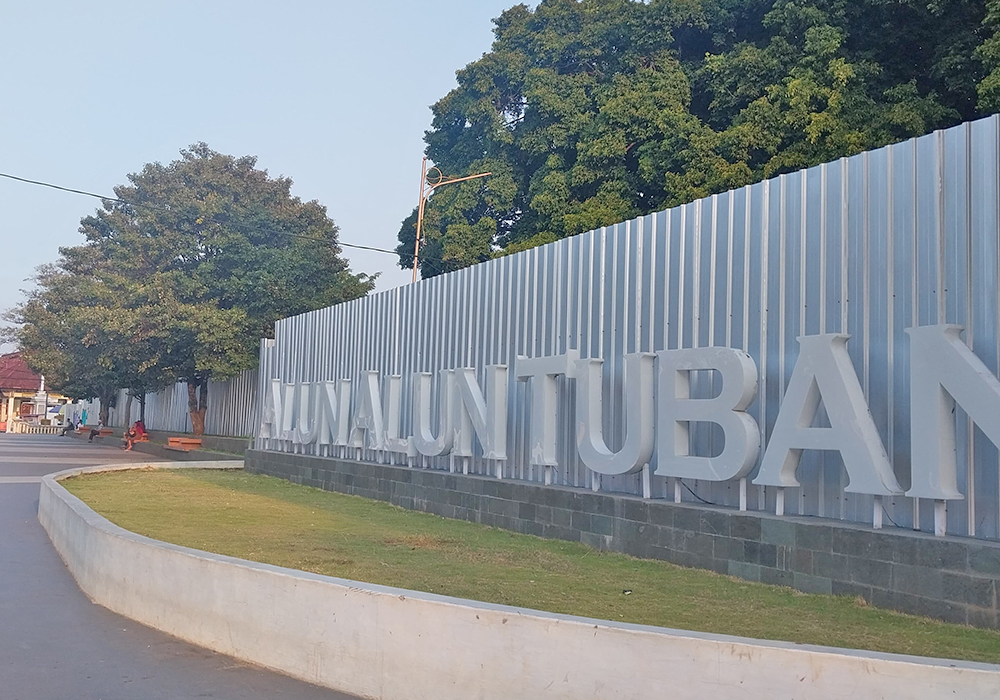 MULAI DIKERJAKAN: Titik lokasi revitalisasi Alun-Alun Tuban yang mulai ditutup menggunakan seng.