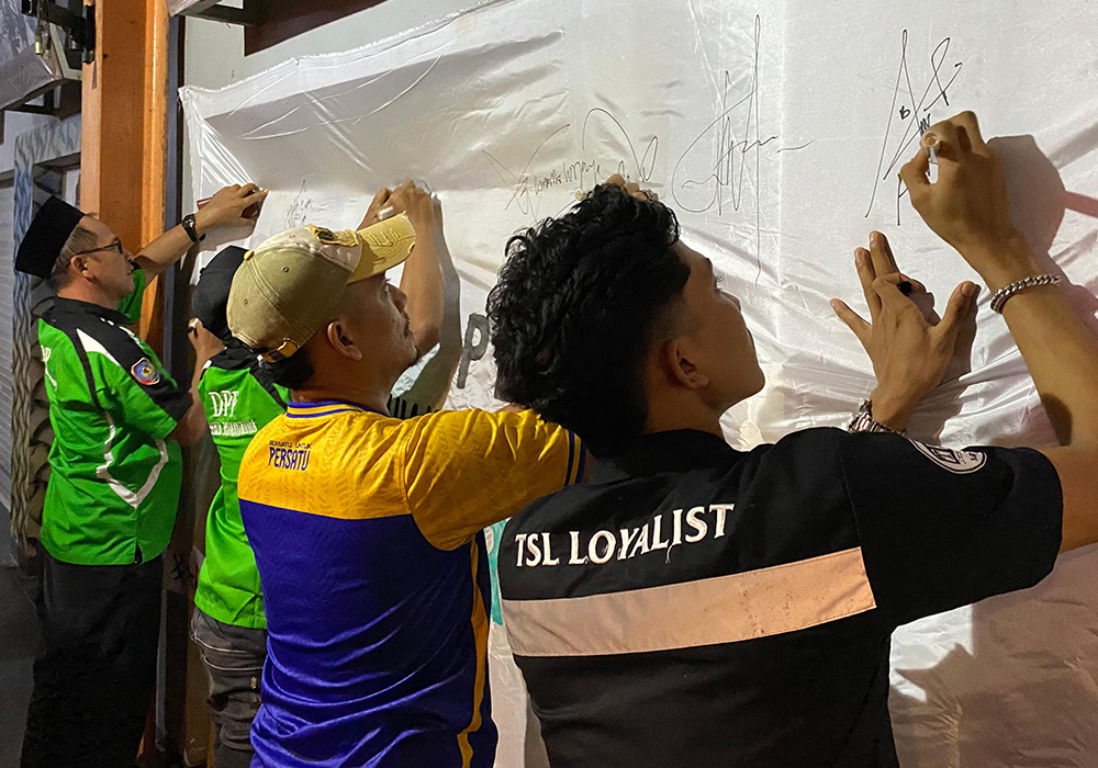 INGIN PERBAIKAN: Suporter menandatangani petisi untuk persatu agar segera dikembalikan ke publik yang dibuat Sabtu (1/6) lalu.