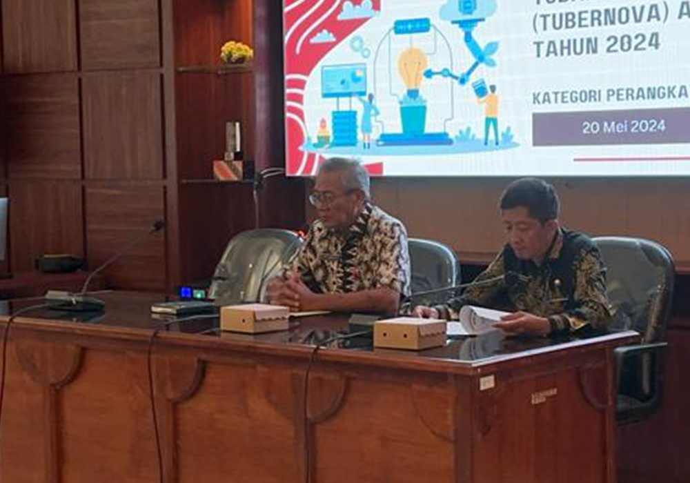 MENJELASKAN TEKNIS: Kepala Bappeda Litbang Tuban Joko Sarwono saat sosialisasi Tubernova di depan seluruh perwakilan organisasi perangkat daerah (OPD).