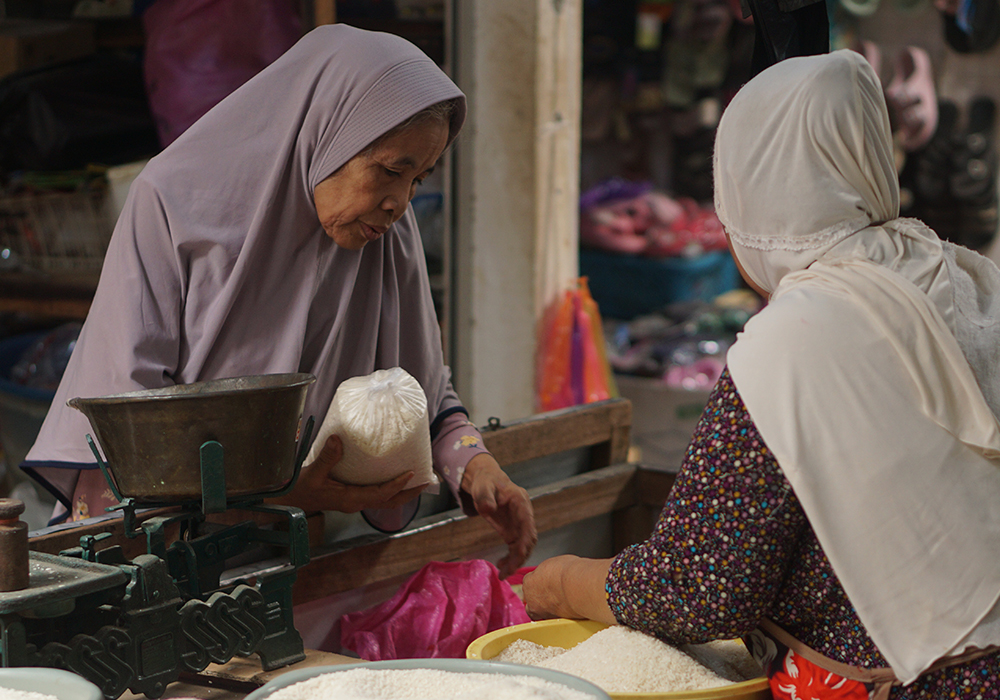 HARUS LEBIH GIAT : Pedagang melakukan transaksi jual beli seperti biasa meski sebenarnya mereka mengeluhkan adanya kenaikan tarif retribusi.