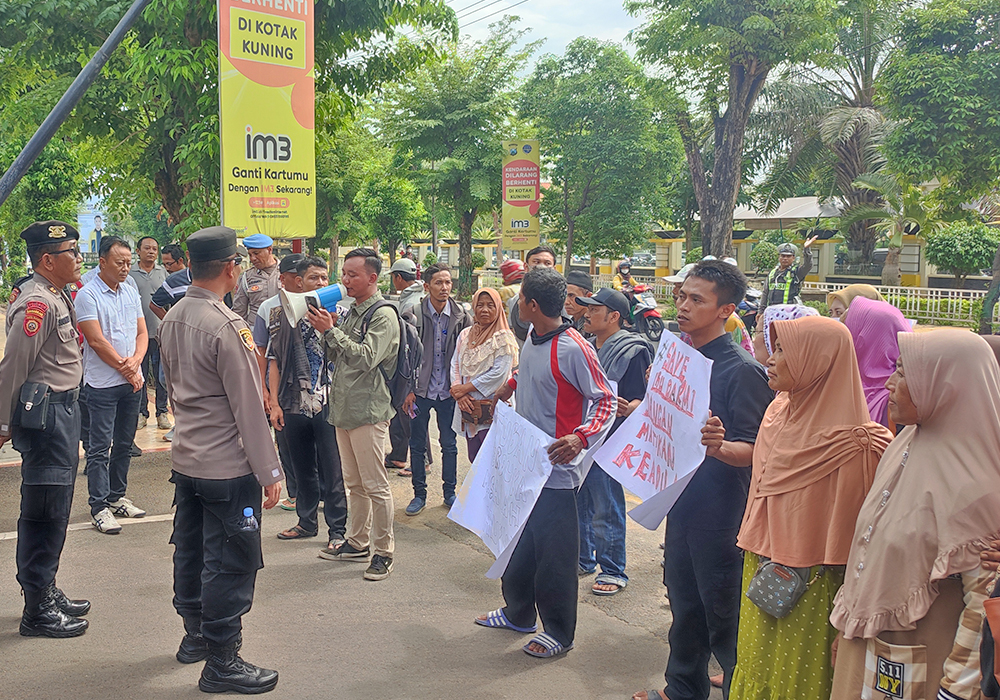 UNJUK RASA: Puluhan massa geruduk Mapolres Tuban untuk menuntut keadilan kasus Mbah Darmi, kemarin (4/6).