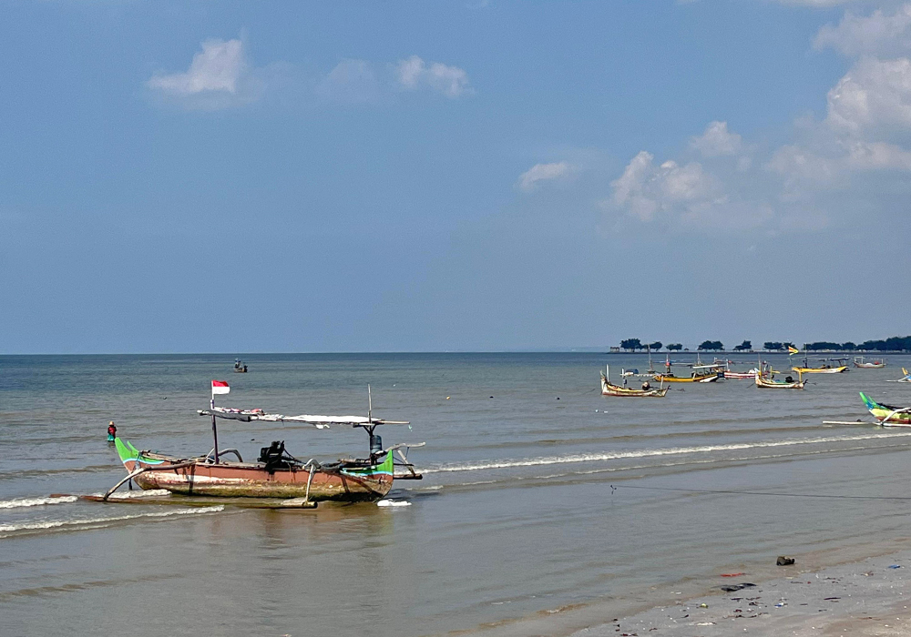 MASIH TENANG: Kondisi perairan laut Tuban di Pantai Jalan RE Martadinata sesaat sebelum potensi rob terjadi, kemarin (5/6).