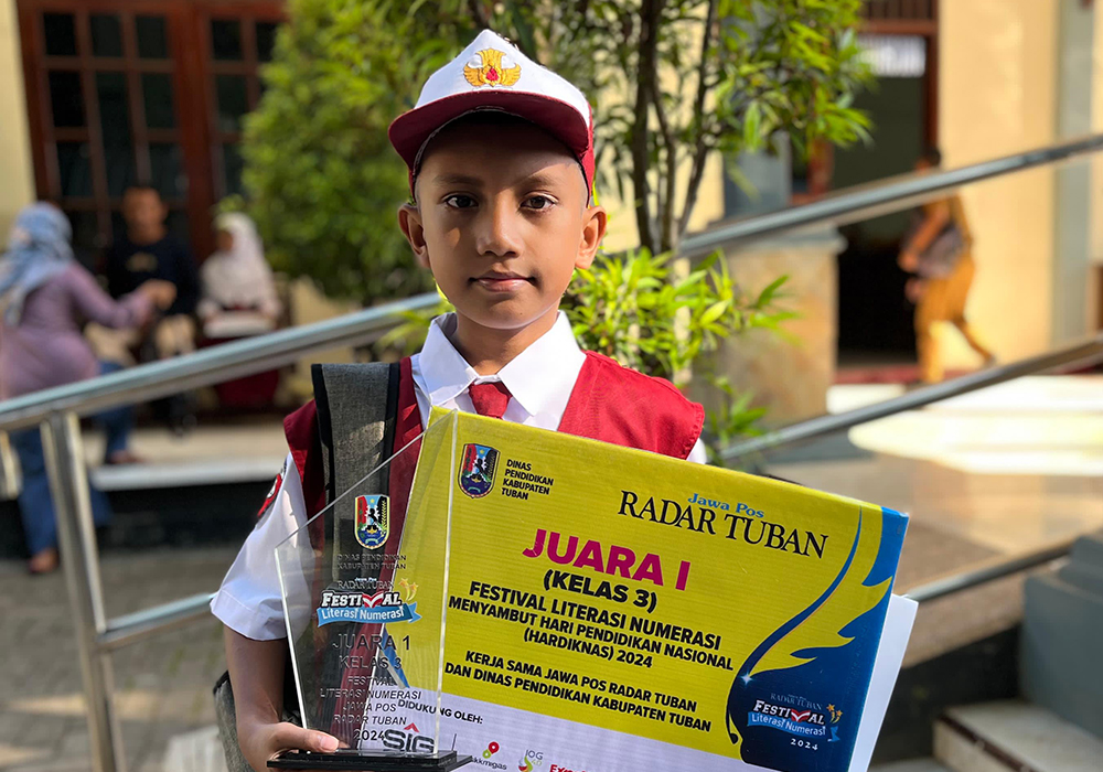 KEBERHASILAN: Muhammad Fatah bersama piala juara 1 dan sertifikat beratasnamakan dirinya.
