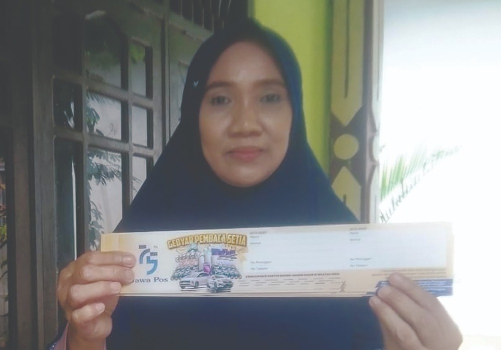 BERI KEMUDAHAN PELANGGAN : Agen Kiswati Rengel menerima penukaran kupon pelanggan Jawa Pos Radar Tuban.