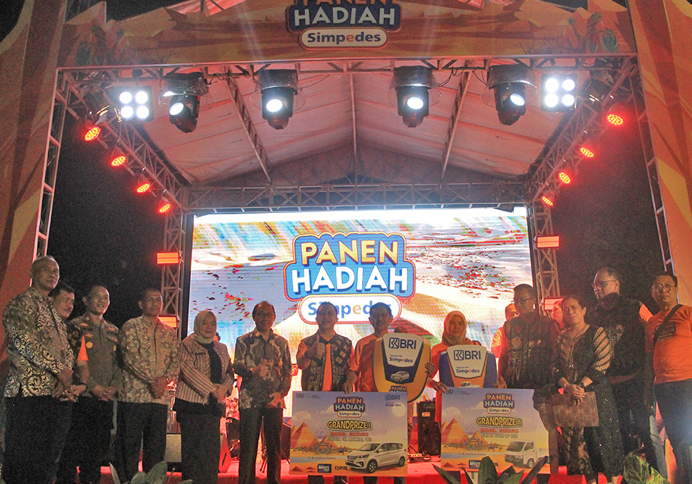 SELAMAT: Regional Micro Banking Head RO Surabaya Doddy Koesharsanto menyerahkan Grand Prize I mobil Suzuki All New Ertiga GL/MT dan Grand Prize II Suzuki Carry Pick Up FD M/T.