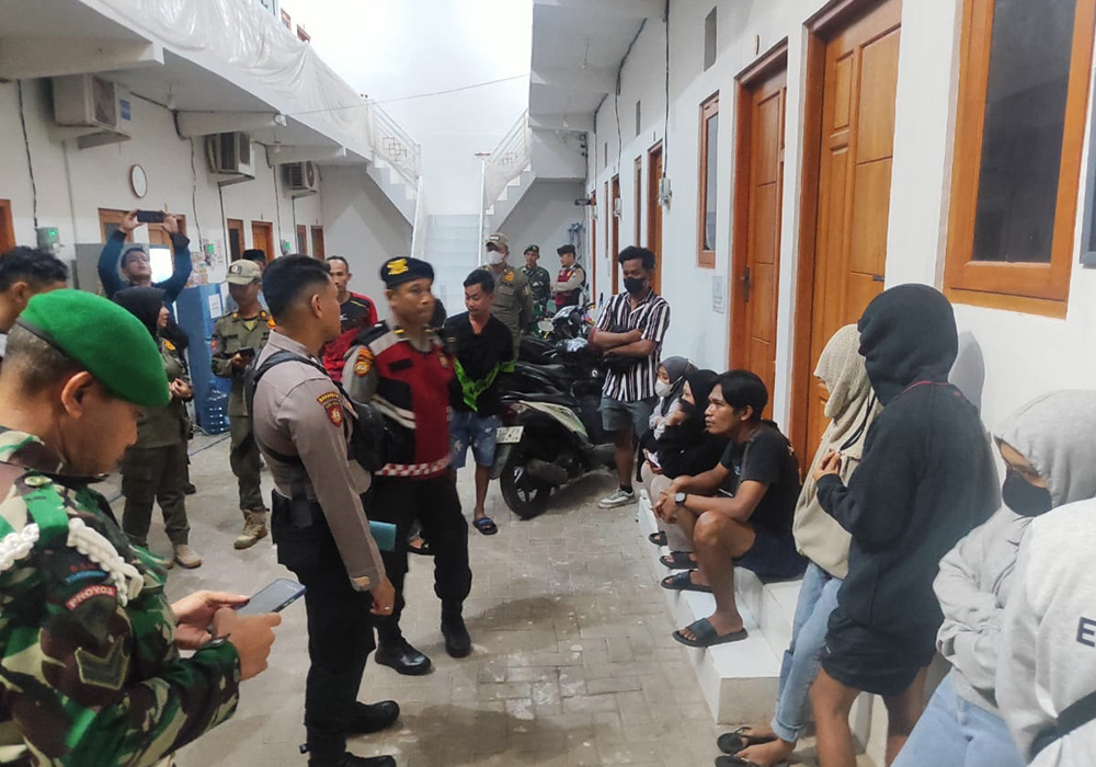 TERCIDUK: Sejumlah pasangan mesum  terjaring penertiban petugas gabungan  di salah satu penginapan wilayah Kecamatan Semanding, Sabtu (9/6) menjelang tengah malam.