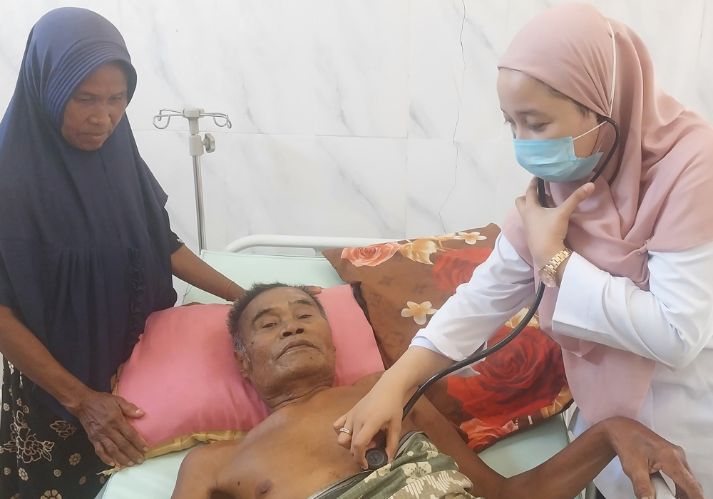 DIRAWAT: Warga terdampak kebocoran pipa TBBM Pertamina Tuban mengalami sesak napas hingga menjalani perawatan di puskesmas.