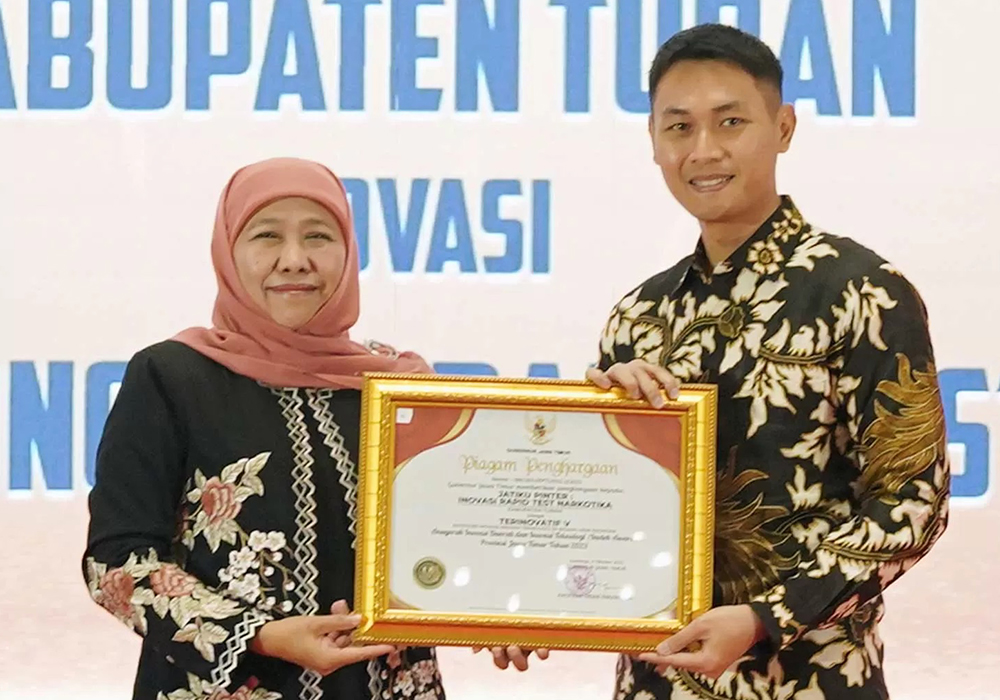 BERPRESTASI: Gubernur Jawa Timur Khofifah Indar Parawansa menyerahkan penghargaan Terinovatif Kelima kategori Inovasi bidang Non Ekonomi atas Inovasi Djatiku Pinter kepada Bupati Tuban Aditya Halindra
