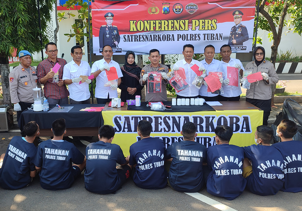 SAMPAH MASYARAKAT: Kedelapan tersangka kasus narkoba yang ditunjukkan kepada awak media, kemarin (11/6)