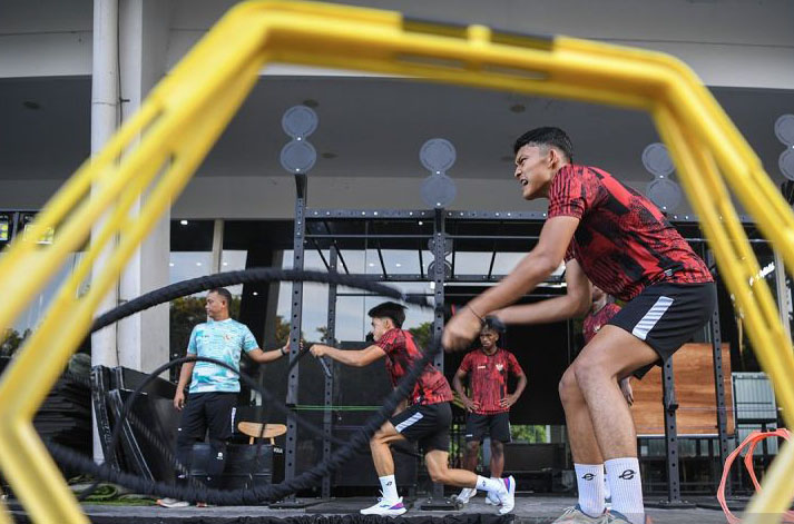 Timnas Indonesia U-20 melakukan latihan fisik di pusat kebugaran di kawasan Stadion Utama Gelora Bung Karno (SUGBK), Senayan, Jakarta, Rabu (15/5).