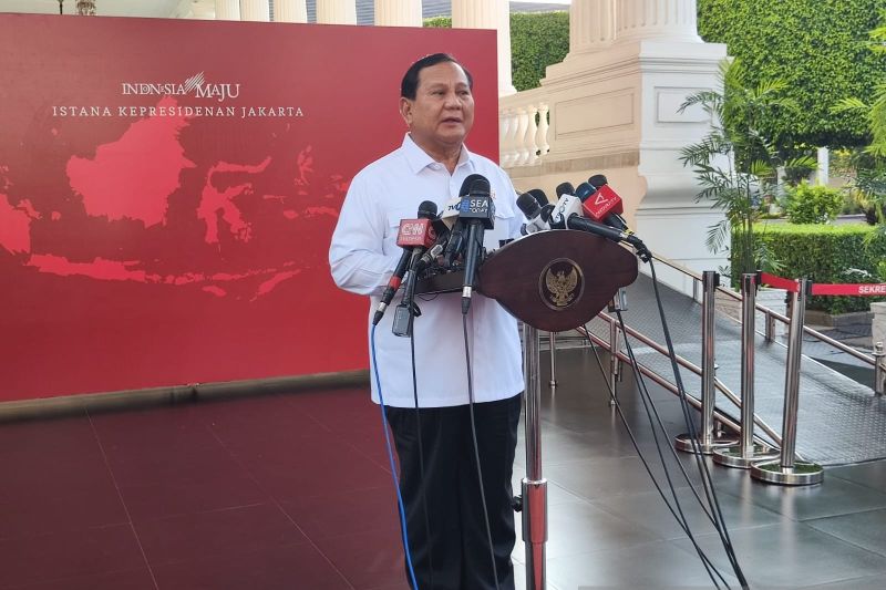 Menteri Pertahanan Prabowo Subianto memberikan keterangan pers di Istana Kepresidenan Jakarta, Kamis (13/6).