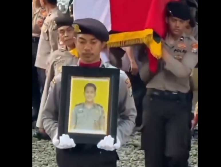 Potongan video proses pemakaman Briptu Rian Dwi Wicaksono.