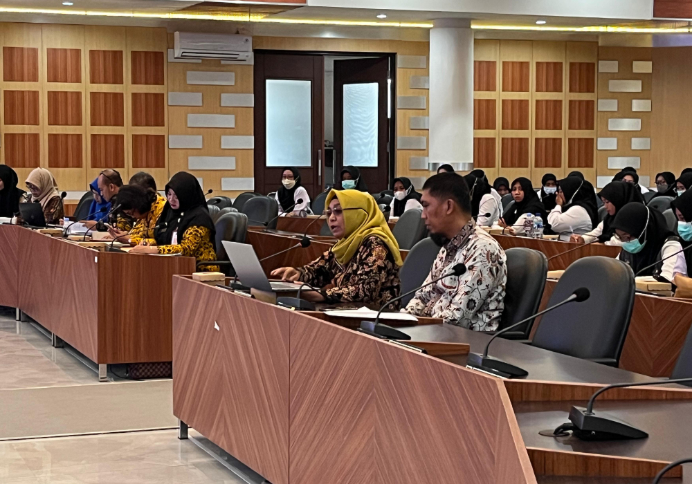 ADUKAN NASIB: Puluhan tenaga honorer nakes dan non nakes mengikuti audiensi bersama Komisi IV di gedung DPRD Tuban, kemarin (13/6).