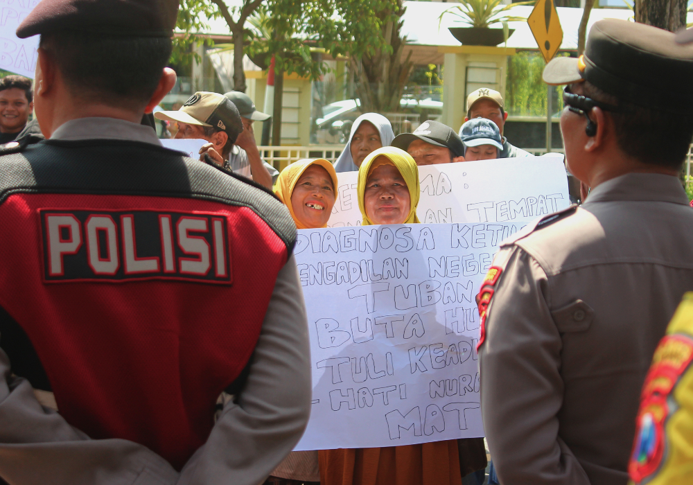 BUNTUT VONIS: Massa aksi solidaritas Mbah Darmi kembali menggelar aksi unjuk rasa di Mapolres Tuban kemarin (13/6).