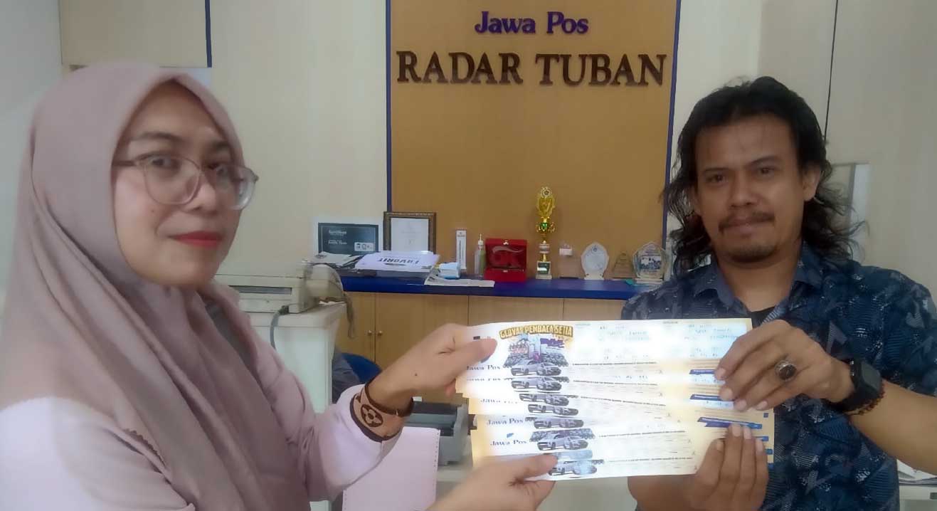 Tukang pangkas rambut Abadi, Abdul Mukti yang menukarkan kuitansi berlangganan lima bulan sekaligus.