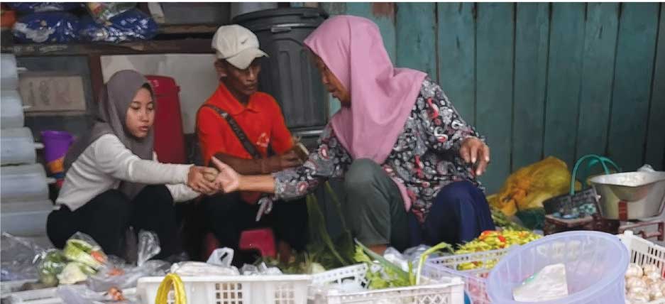 TRANSAKSI: Aktivitas perdagangan di Pasar Baru Tuban.