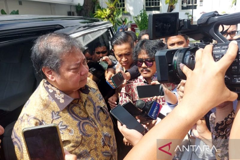 Ketua Umum Partai Golkar Airlangga Hartarto memberikan keterangan kepada wartawan di Istana Kepresidenan Jakarta, Jumat (14/6).