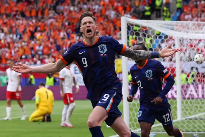 Selebrasi Wout Weghorst saat mencetak gol kemenangan Belanda atas Polandia dalam laga pembukaan Grup D Piala Eropa 2024 di Volksparkstadion, Hamburg pada Minggu (16/64).