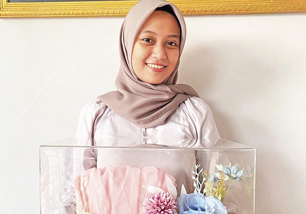 MENINGKAT: Pelaku usaha jasa hias hantaran dan mahar menunjukkan salah satu bingkisan yang ramai pesanan.