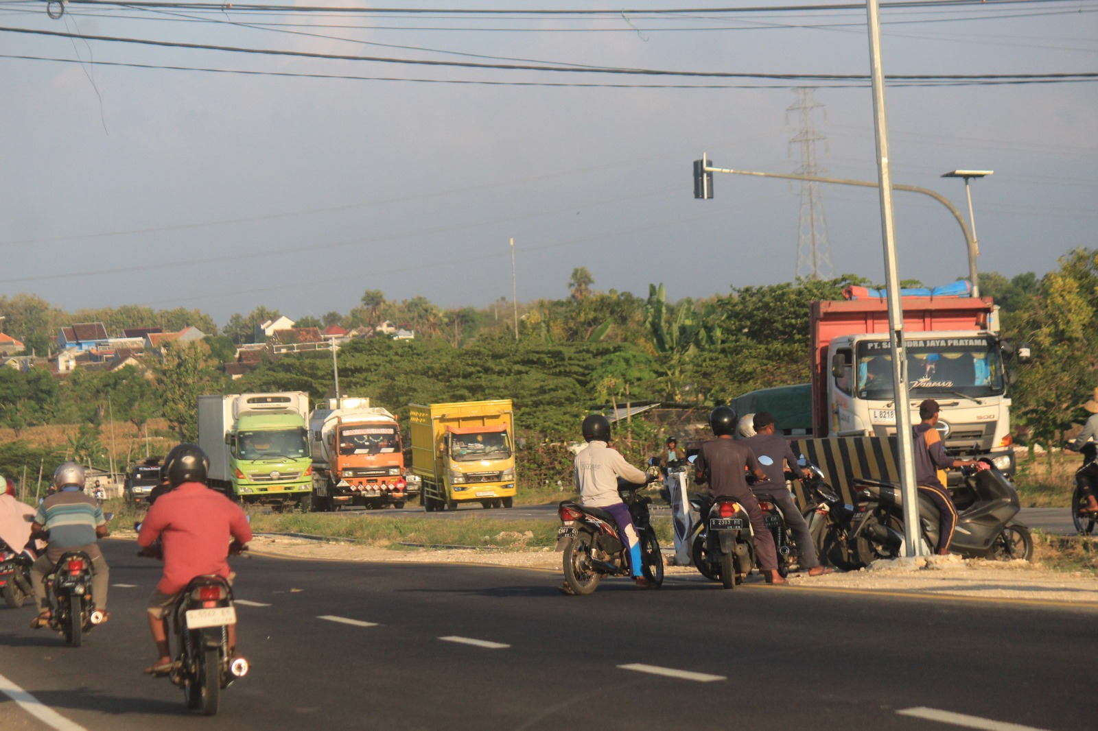 MELANGGGAR: Sejumlah pengendara roda dua yang nekat menerobos pembatas jalan di jalan lingkar selatan.