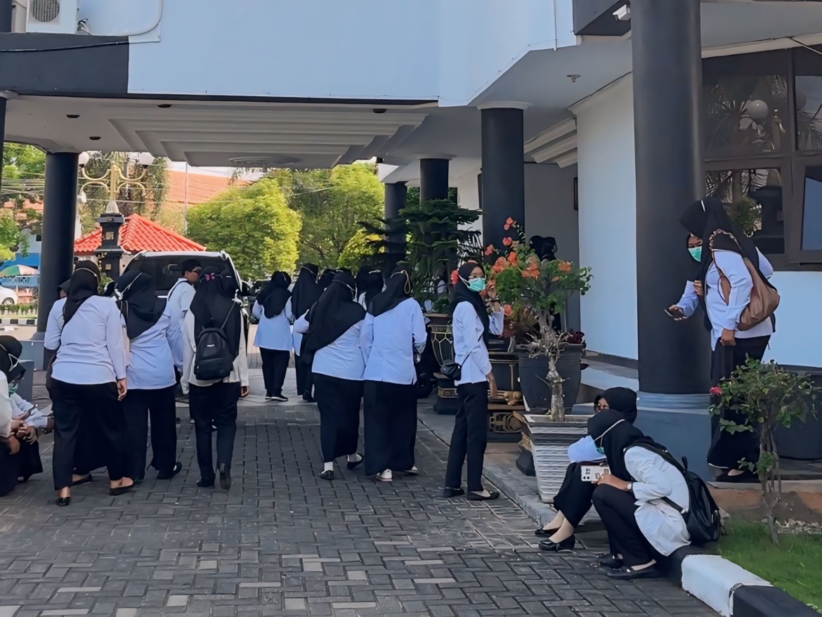 Puluhan honorer tenaga kesehatan yang berharap diangkat menjadi ASN saat hendak berdialog dengan legislatif.