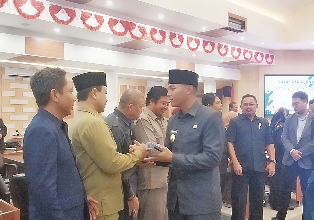 BERSALAMAN : Bupati Aditya Halindra Faridzky bersalalam dengan anggota DPRD dari PPP Aguk Sahabudin usai rapat paripurna tahun lalu.