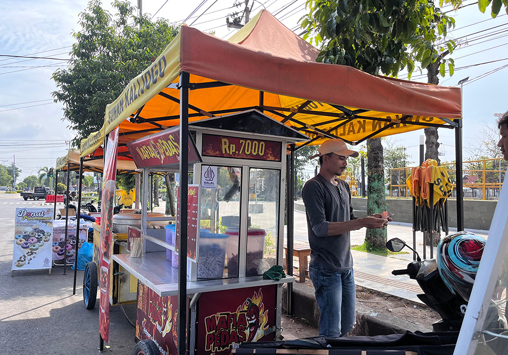TARGET SASARAN: Pelaku UMKM yang diproyeksikan harus memiliki NIB saat berjualan di sekitar GOR Rangga Jaya Anoraga Tuban.