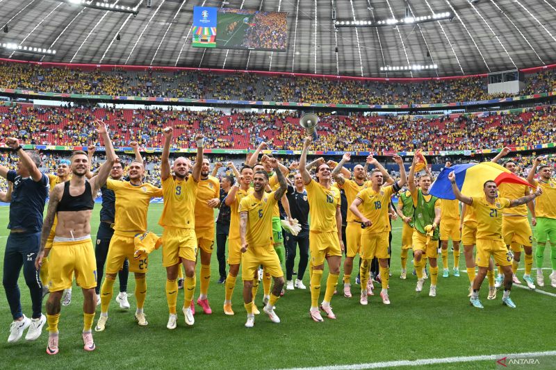 Para pemain Romania memberi salam kepada para penggemar di akhir pertandingan sepak bola Grup E UEFA Euro 2024 antara Rumania dan Ukraina di Munich Football Arena di Munich pada Senin (17/6).