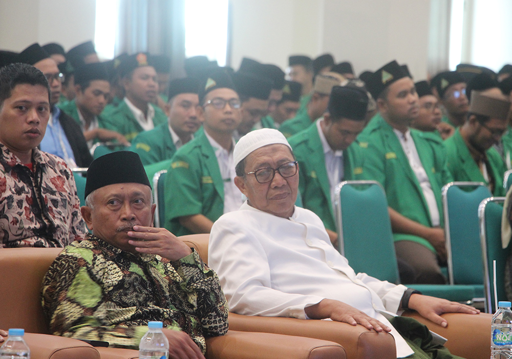 SATU KURSI: Bupati Tuban periode 2011-2021 Fathul Huda bersama Ketua DPC PKB/Ketua DPRD Tuban M. Miyadi duduk bersama di Konfercab ke-20 PC GP Ansor Tuban di Ma&rsquo;had Bahrul Huda, kemarin (18/6).