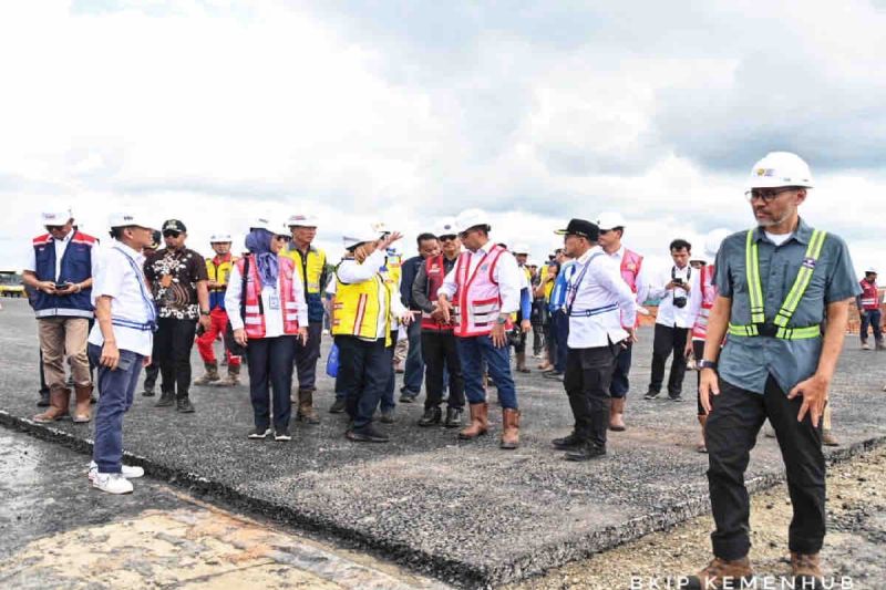 Menteri Perhubungan Budi Karya Sumadi (ketiga kanan) kembali meninjau proyek Bandara Ibu Kota Nusantara (IKN) di Kabupaten Penajam Paser Utara, Kalimantan Timur, Jumat (21/6).