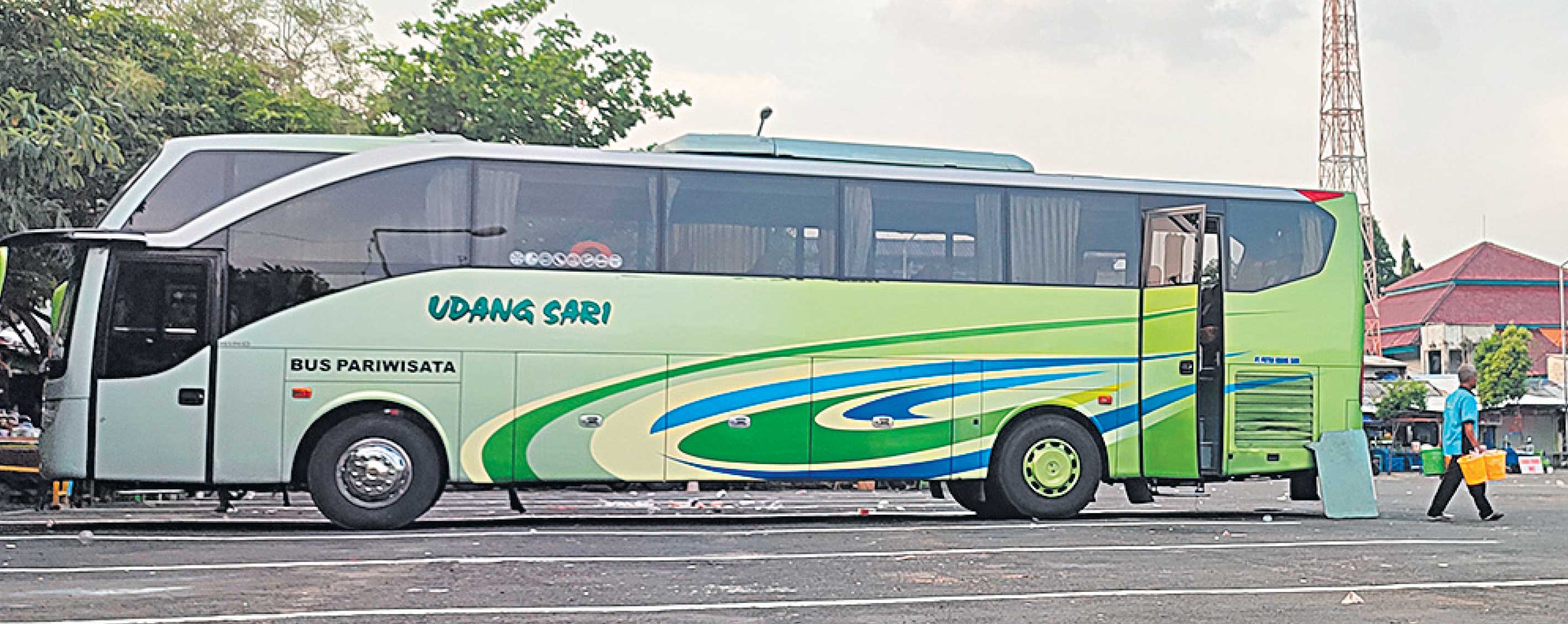 Salah satu bus pariwisata yang diparkir di Terminal Wisata Kebonsari.