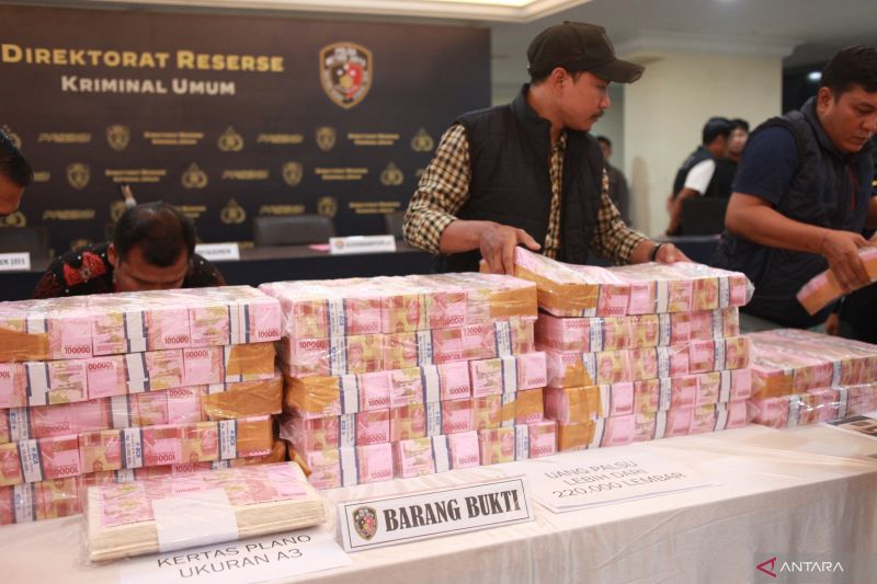 Polda Metro Jaya mengungkapkan peredaran uang palsu Rp22 miliar atau uang kertas Bank Indonesia, Jakarta, Jumat (21/6).