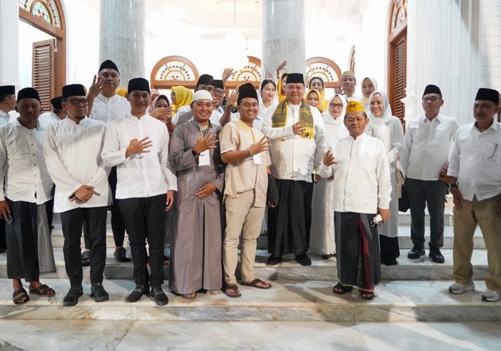 MEMILIKI KEDEKATAN: Ketua DPD Golkar Aditya Halindra Faridzky foto bersama Ketua Umum Partai Golkar Airlangga Hartanto dan Ketua DPD Golkar Jatim Sarmuji saat kunjungan Oktober tahun lalu.