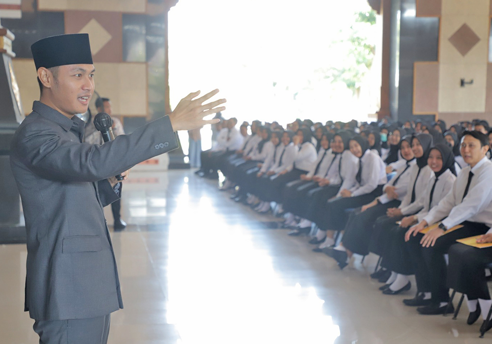 MUDA DAN BERDEDIKASI: Bupati Aditya Halindra Faridzky menitip pesan kepada seluruh PPPK agar menjalankan amanah dengan penuh dedikasi dan tanggung jawab.
