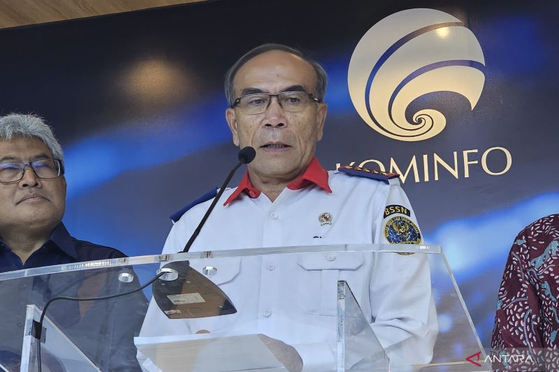 Kepala BSSN Letjen TNI Hinsa Siburian dalam konferensi pers di Kementerian Kominfo, Jakarta Pusat, Senin (24/6).