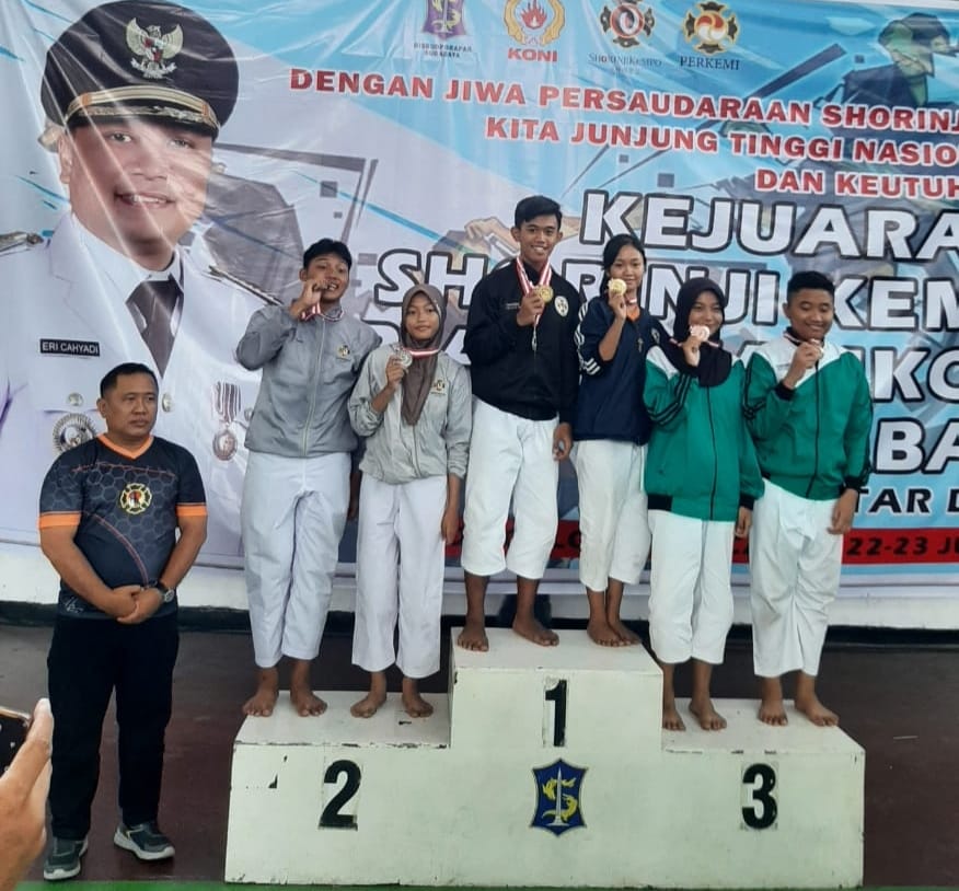 Ketua Perkemi Dojo Ronggolawe Tuban Hari Winarko mendampingi kenshinya yang meraih medali.