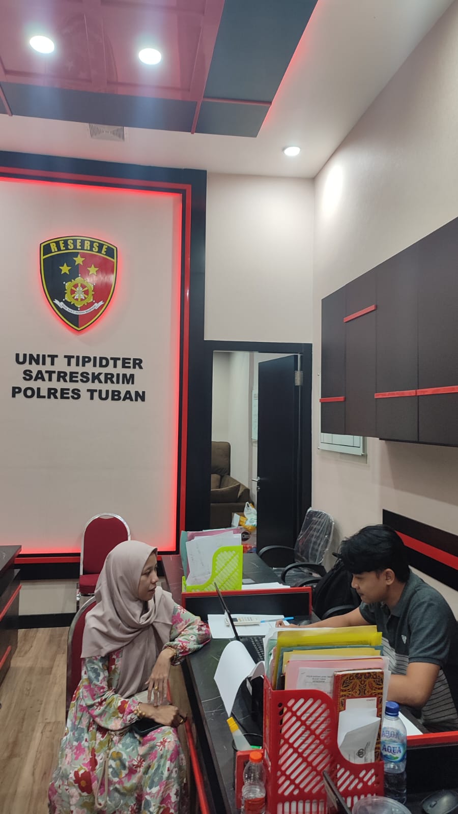 Siti Mutmainah, istri Achmad Rifa&rsquo;i melapor ke Polres Tuban, Minggu (23/60.