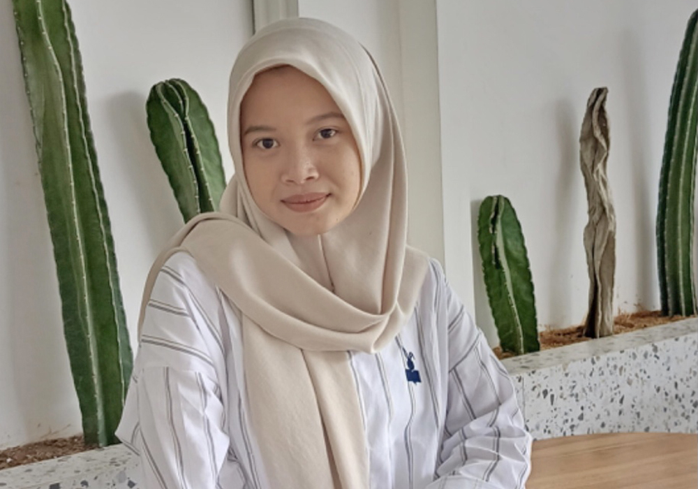 MEMBANGGAKAN: Nabila, alumni SMAN 1 Tuban yang diterima di enam kampus sekaligus dari jalur prestasi.