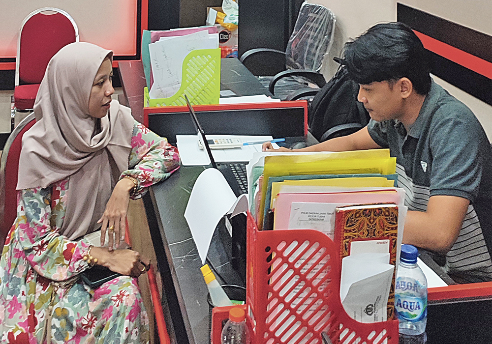 MENCARI KEADILAN: Istri korban saat melaporkan perbuatan pelaku ke Mapolres Tuban, Minggu (23/6).