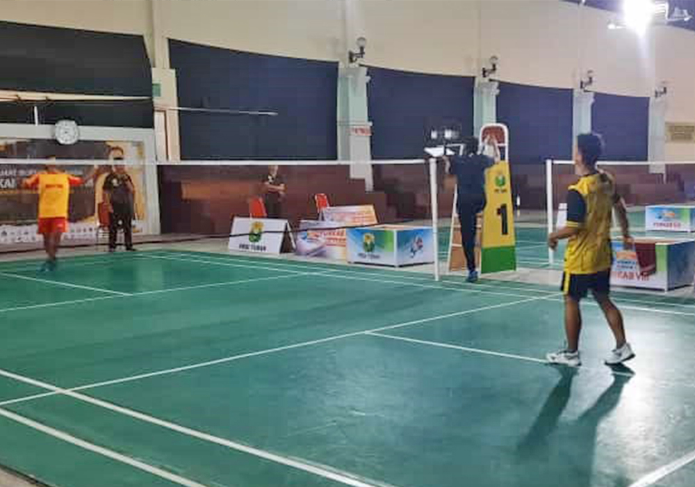 SENGIT: Pertandingan cabor bulutangkis pada Porkab VII Tuban 2024 yang berlangsung di GOR Rangga Jaya Anoraga, kemarin (24/6).
