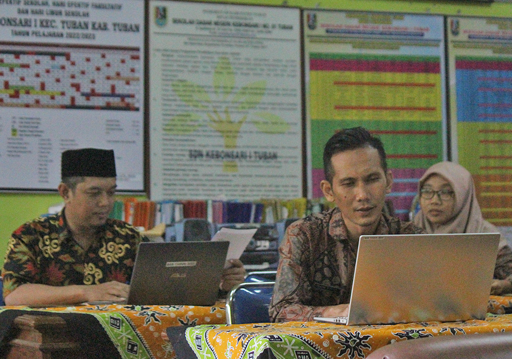 VERIFIKASI DATA: Panitia PPDB SDN Kebonsari 1 saat memeriksa berkas calon perserta didik baru, Senin (24/6).